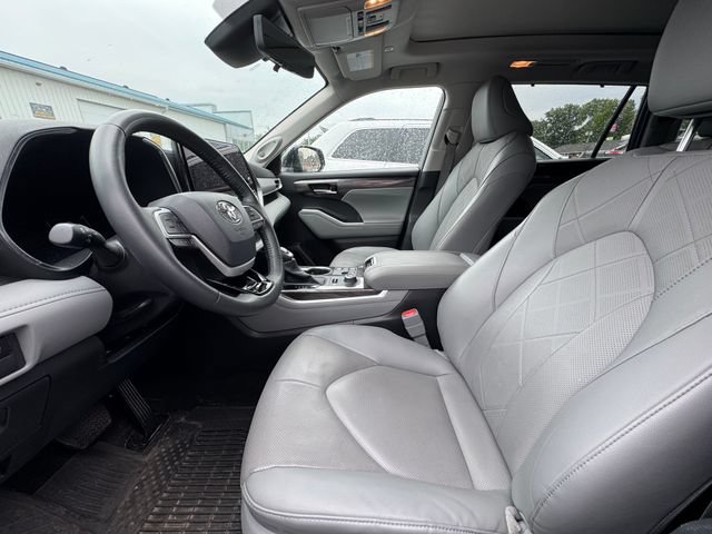 Used 2025 Toyota Highlander Platinum AWD/4WD image 33