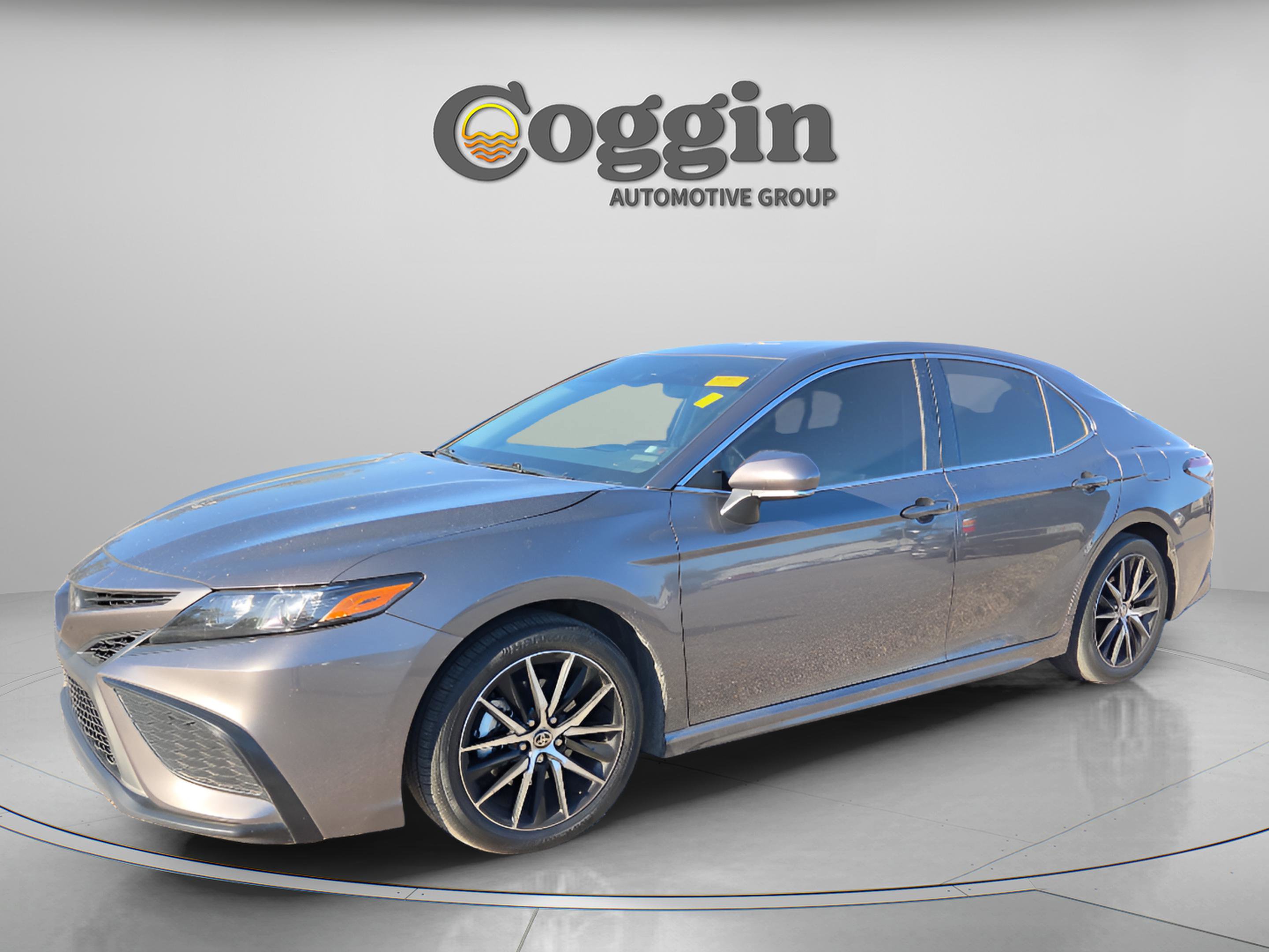 Used 2024 Toyota Camry SE w/ Convenience Package image 3