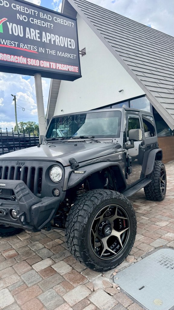 Used 2018 Jeep Wrangler Sahara w/ Connectivity Group AWD/4WD image 24