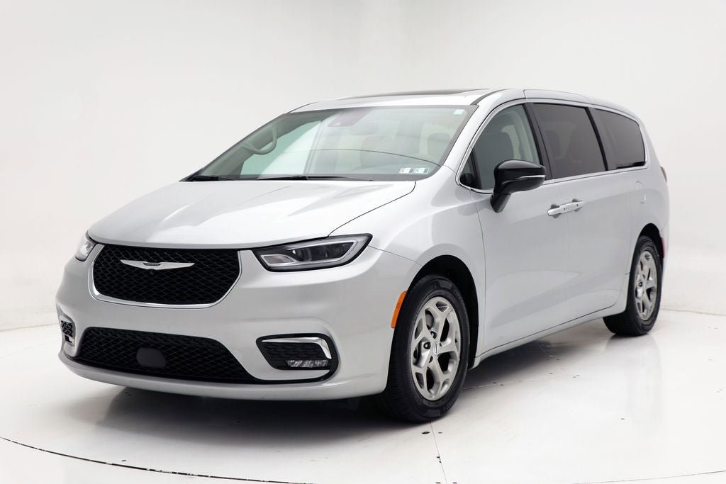 Used 2024 Chrysler Pacifica Limited FWD image 2