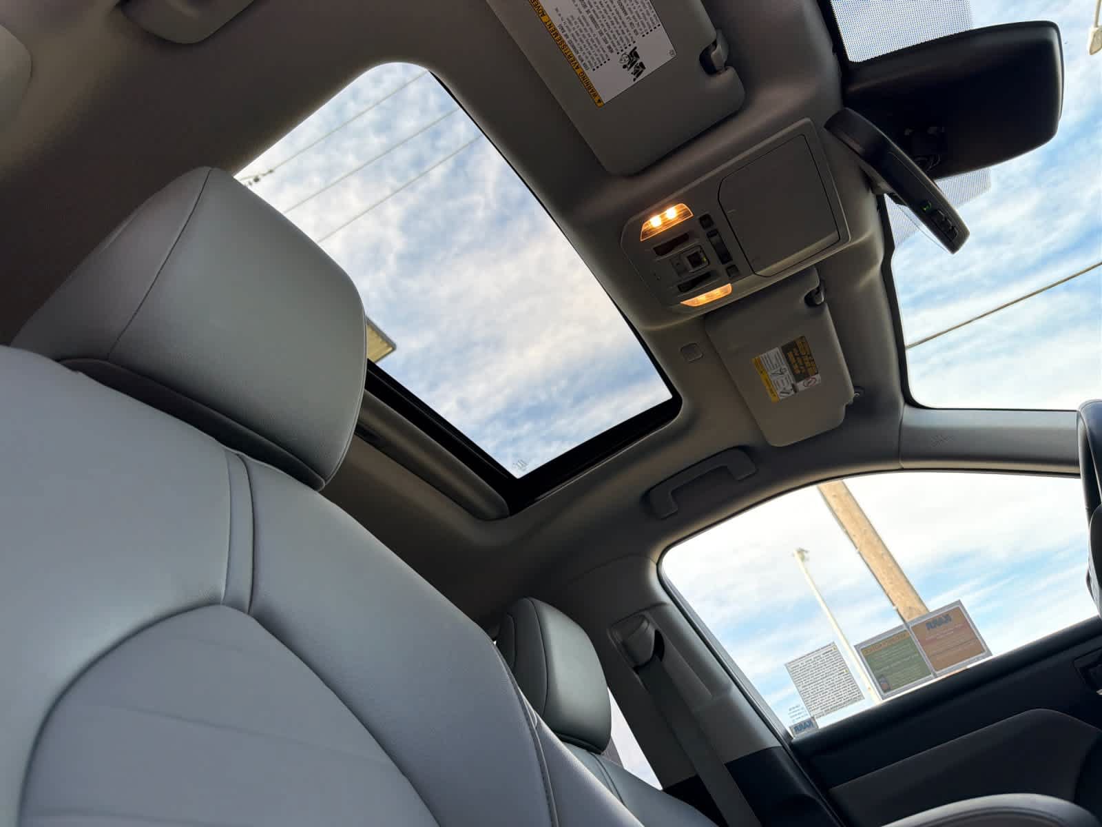 Used 2022 Toyota Highlander XLE FWD image 18