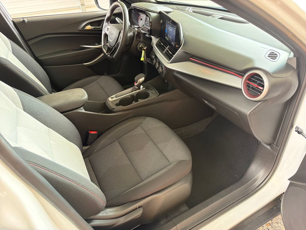 Used 2026 Chevrolet Trax RS FWD image 25