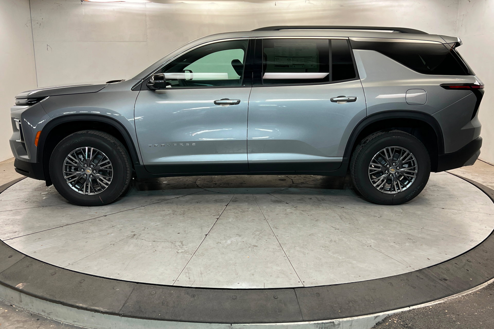 New 2026 Chevrolet Traverse LT image 2