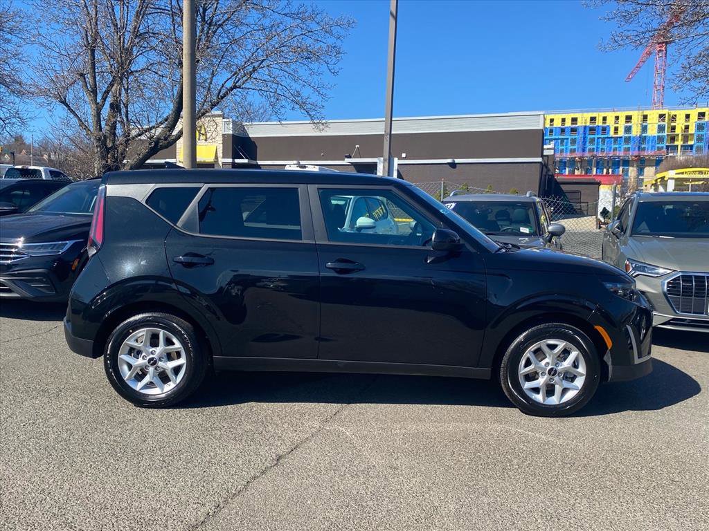 Used 2025 Kia Soul LX image 2
