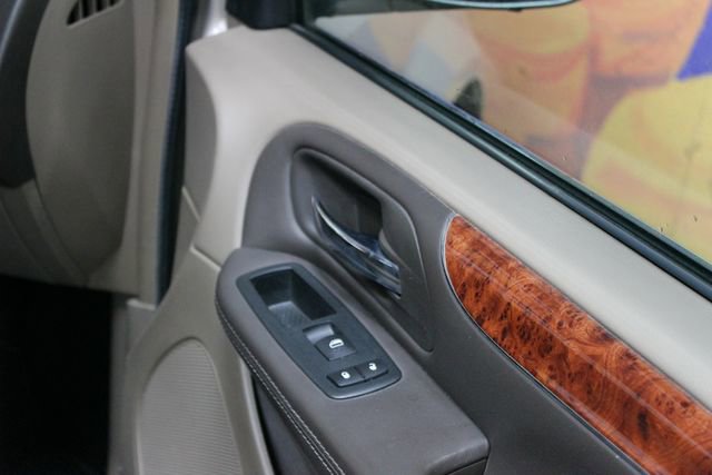 Used 2016 Chrysler Town & Country Touring w/ Driver Convenience Group FWD image 12