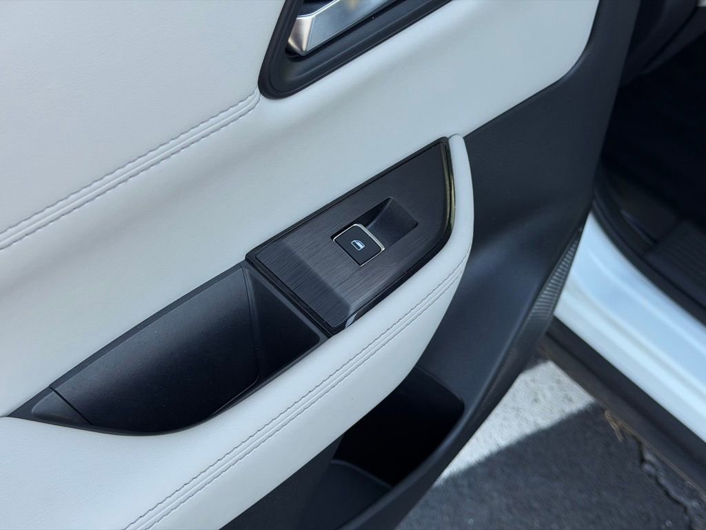 Used 2025 Nissan Rogue SL w/ Tech Package image 19