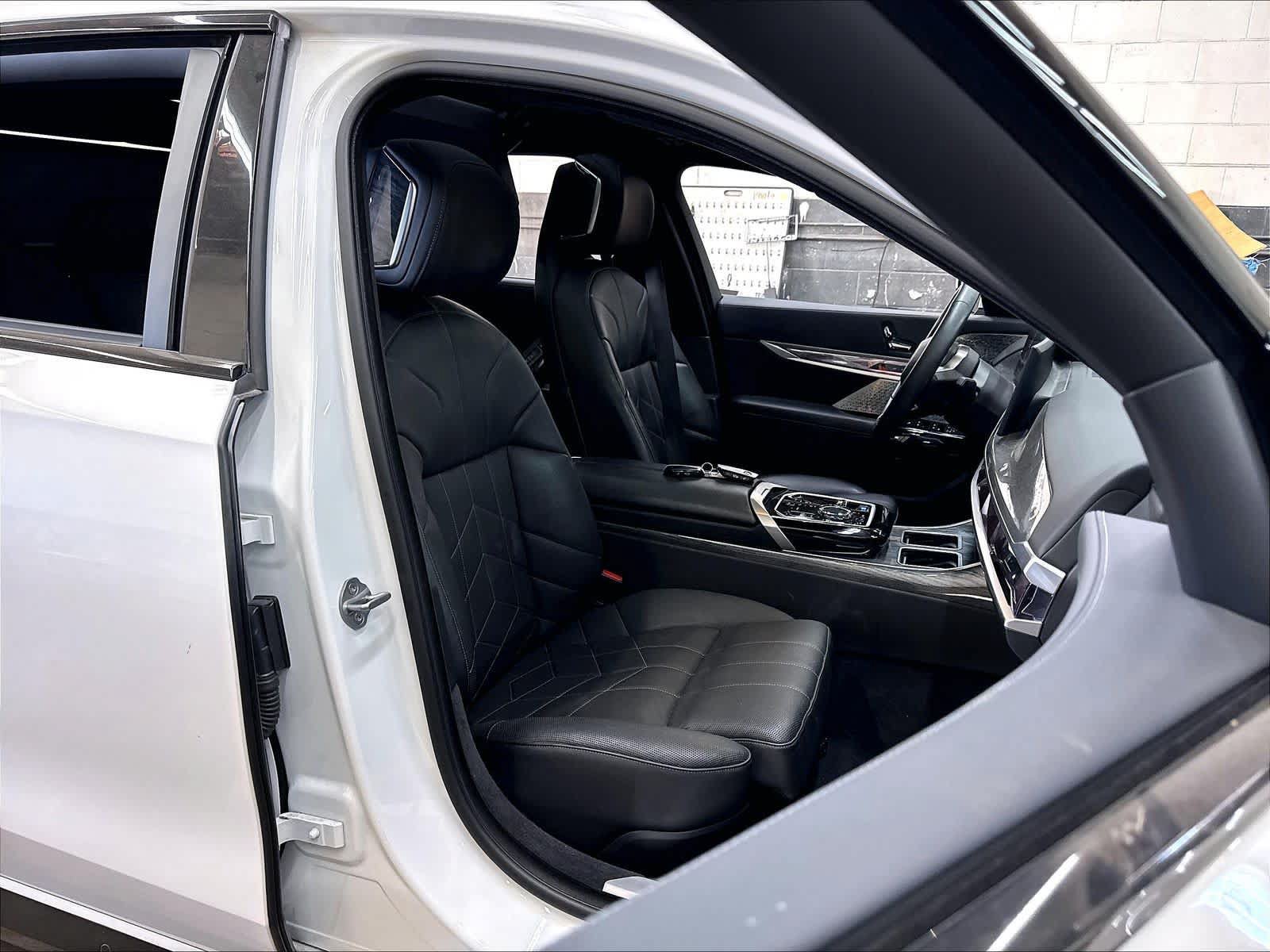 Used 2023 BMW i7 xDrive60 w/ Executive Package 2 AWD/4WD image 10