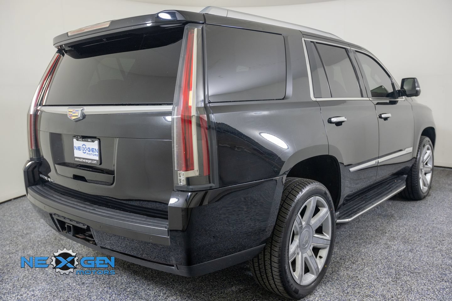 Used 2017 Cadillac Escalade Luxury AWD/4WD image 8