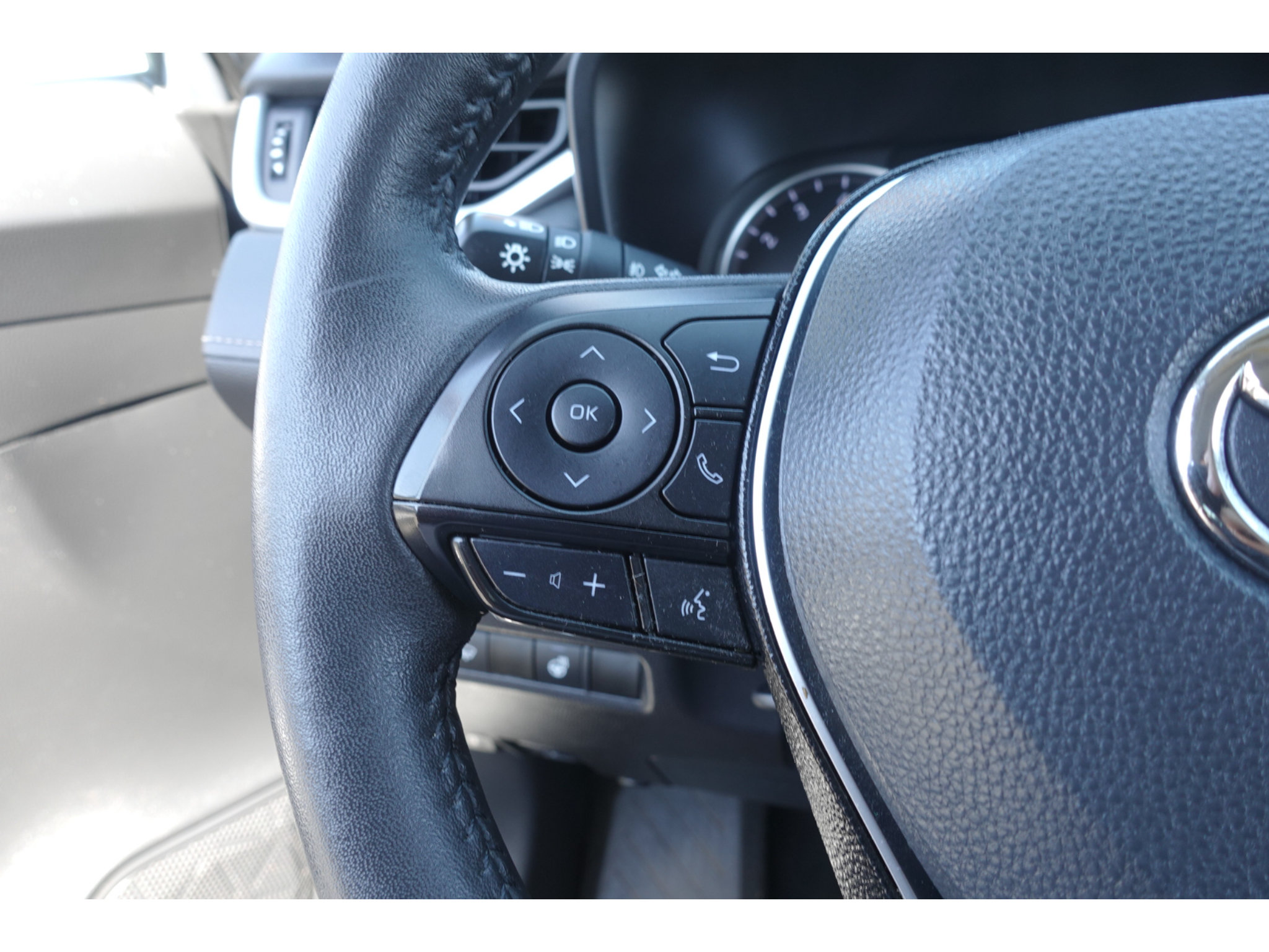 Used 2021 Toyota RAV4 XLE w/ XLE Grade Weather Package FWD image 15