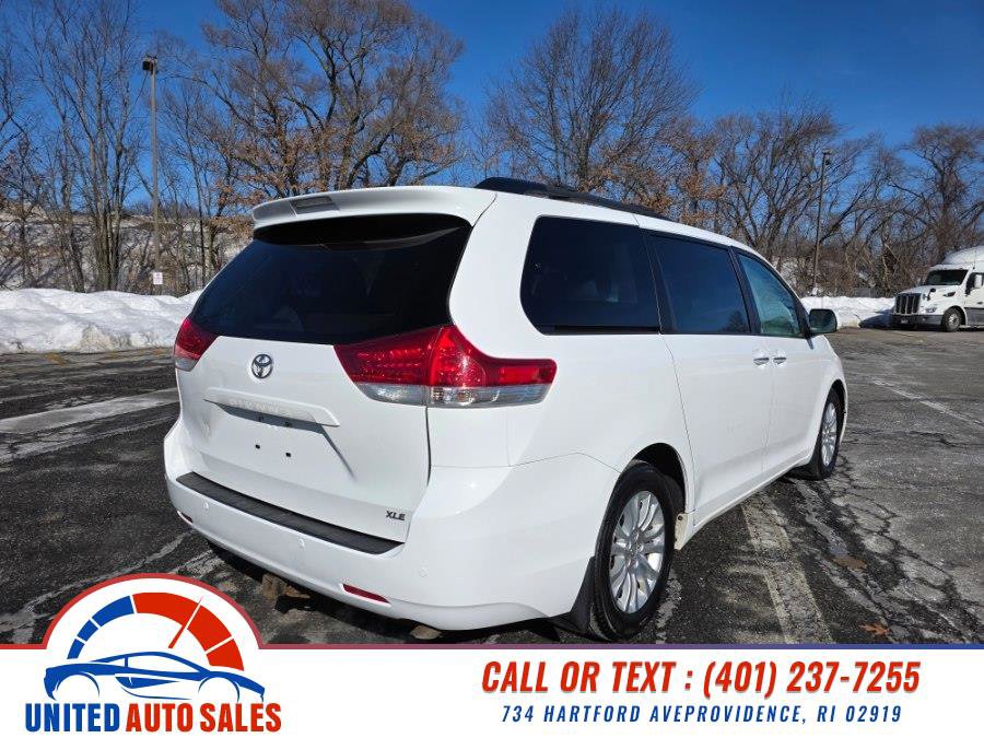 Used 2013 Toyota Sienna XLE w/ Entertainment Pkg image 5