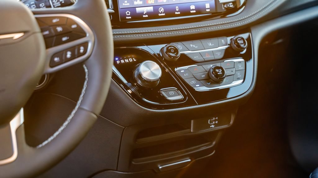 New 2027 Chrysler Pacifica Select FWD image 24