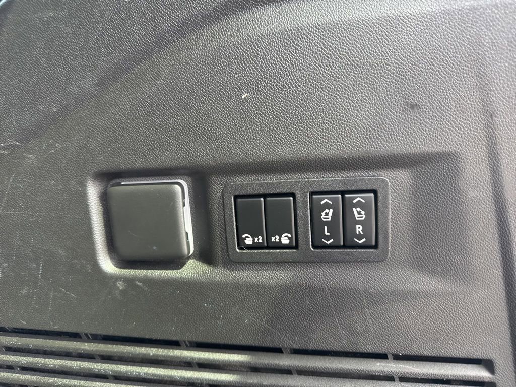 Used 2022 Chevrolet Tahoe Z71 w/ Luxury Package image 34