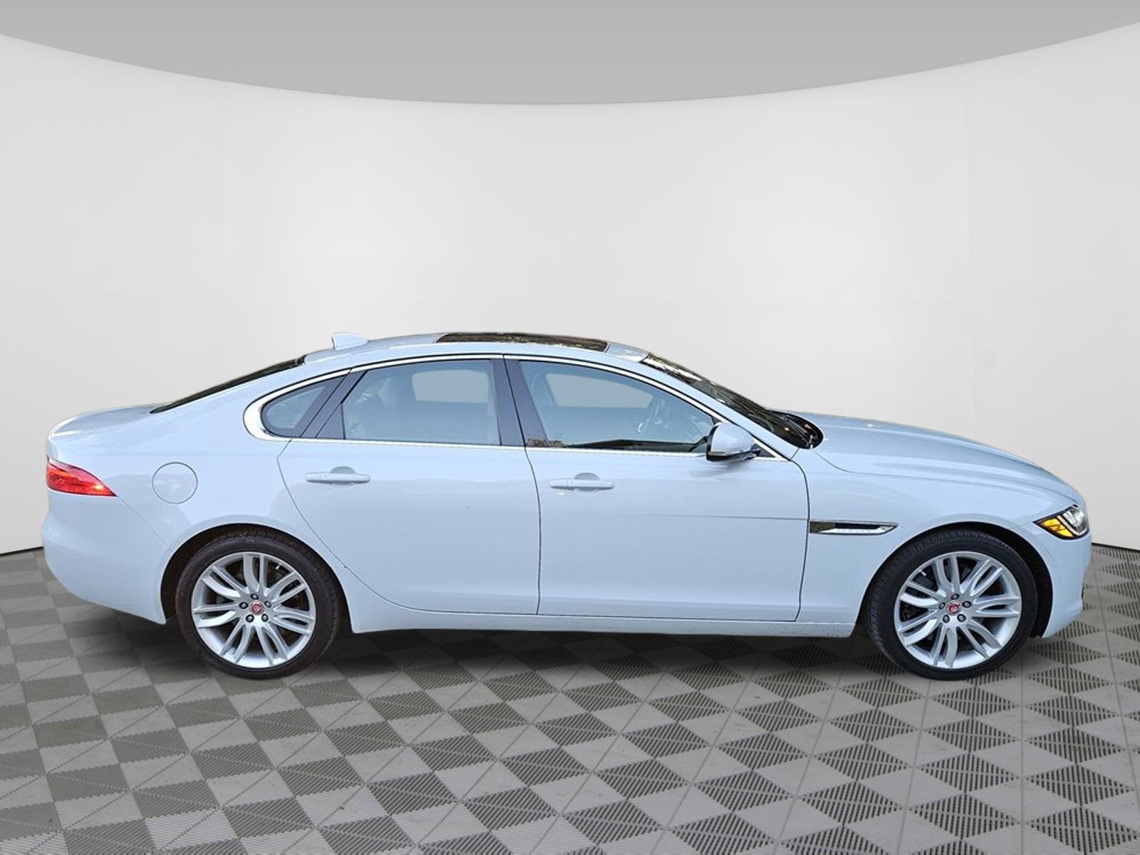 Used 2018 Jaguar XF Portfolio image 61