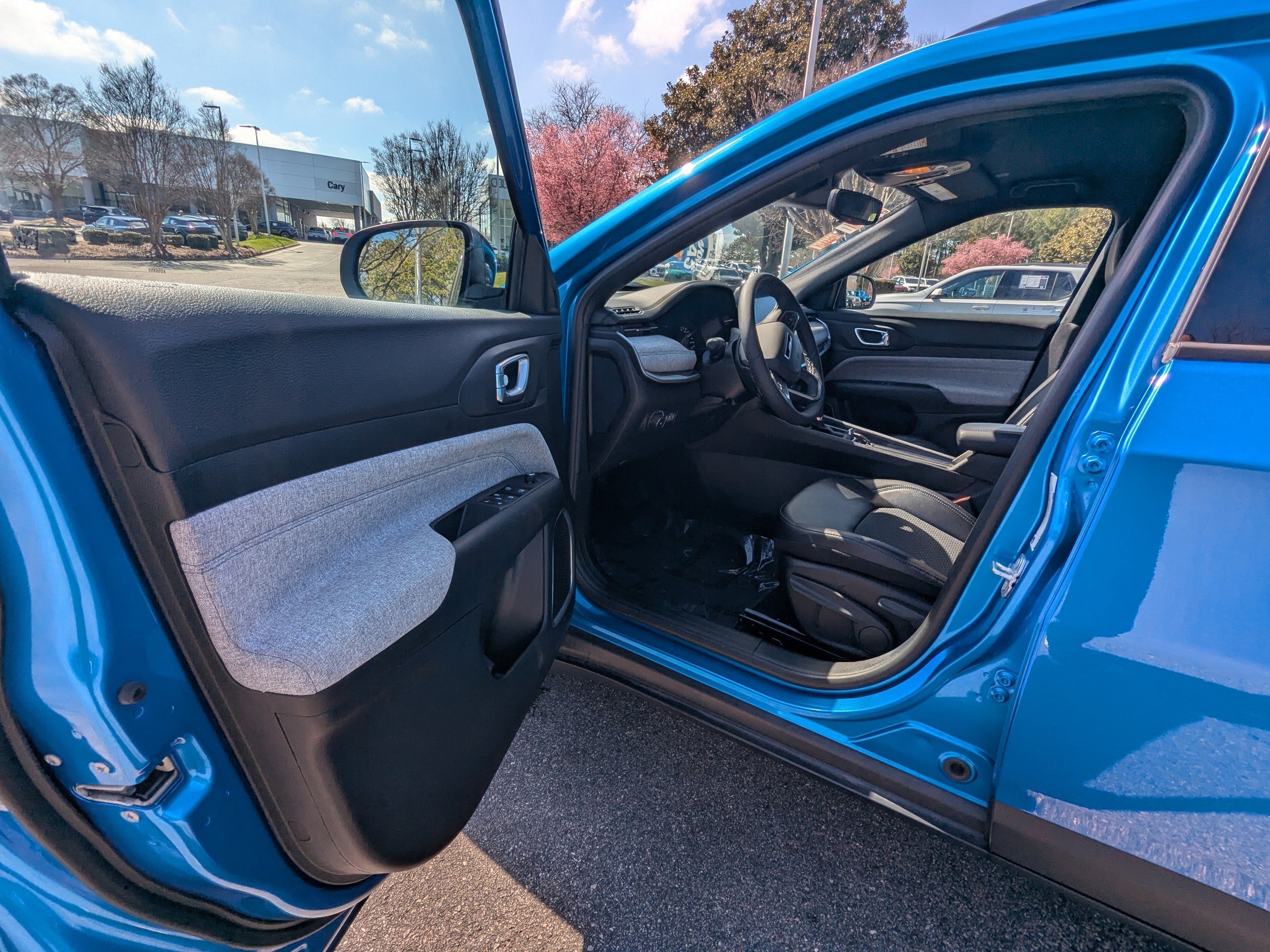 Certified 2025 Jeep Compass Latitude image 8