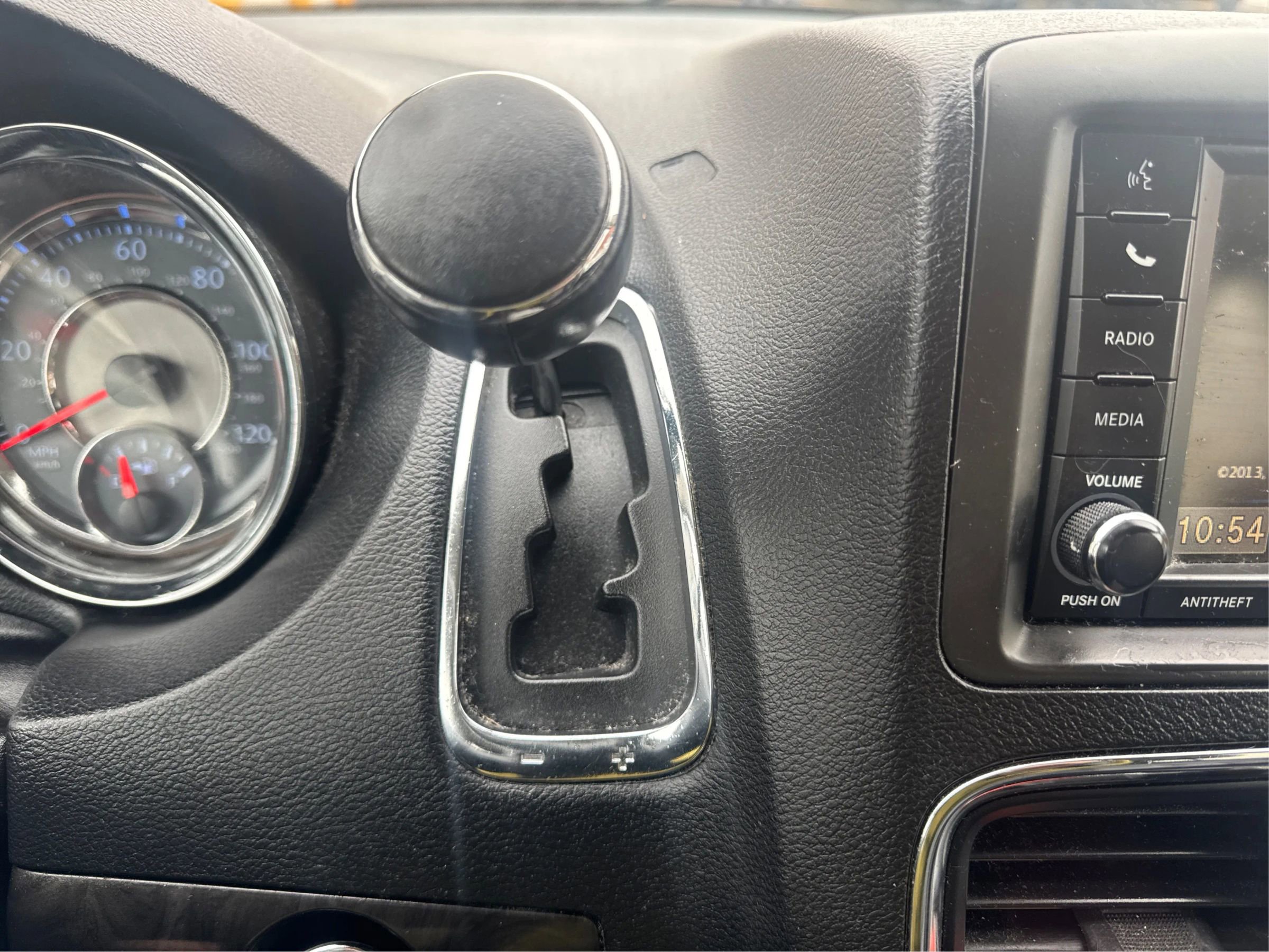 Used 2015 Chrysler Town & Country Touring w/ Driver Convenience Group image 31