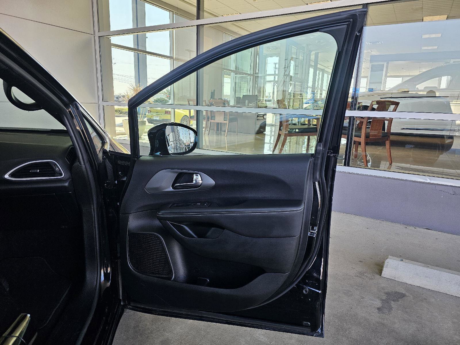 Used 2025 Chrysler Pacifica Select FWD image 11