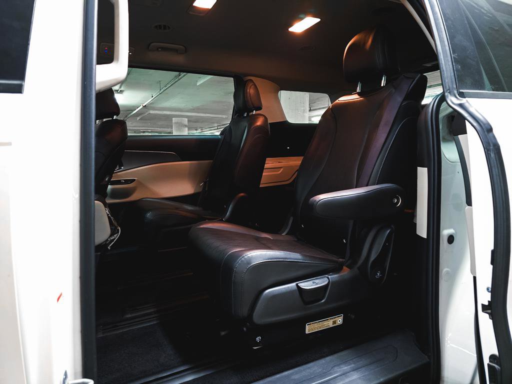 Used 2024 Kia Carnival LX image 19