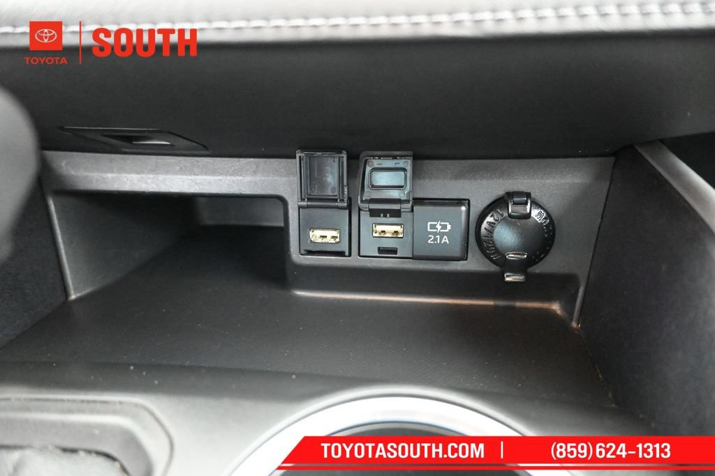 Used 2021 Toyota Highlander XLE AWD/4WD image 18