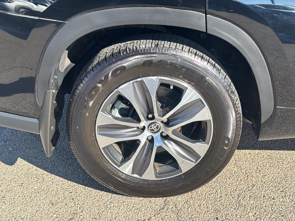 Used 2024 Toyota Highlander XLE AWD/4WD image 45
