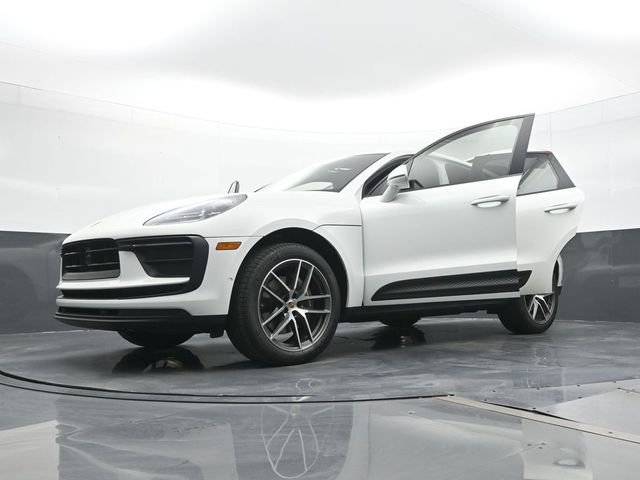 Certified 2023 Porsche Macan image 31