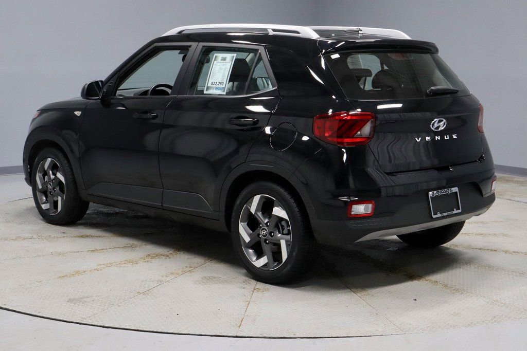 Certified 2025 Hyundai Venue SEL image 8