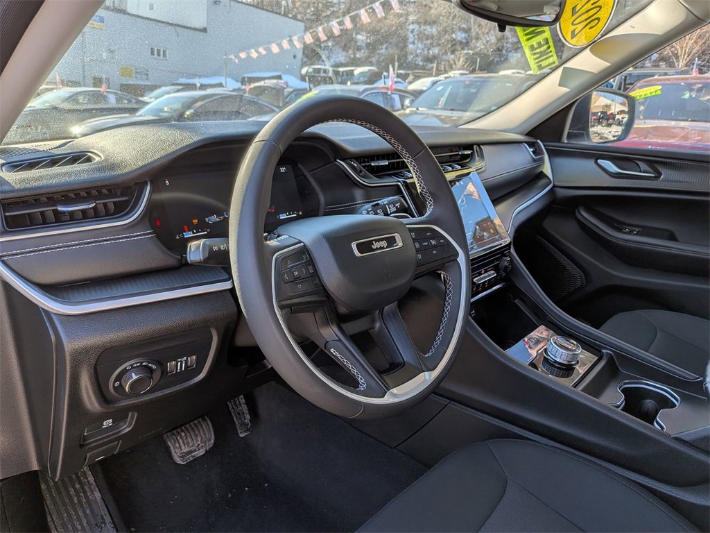 Used 2024 Jeep Grand Cherokee Laredo image 12