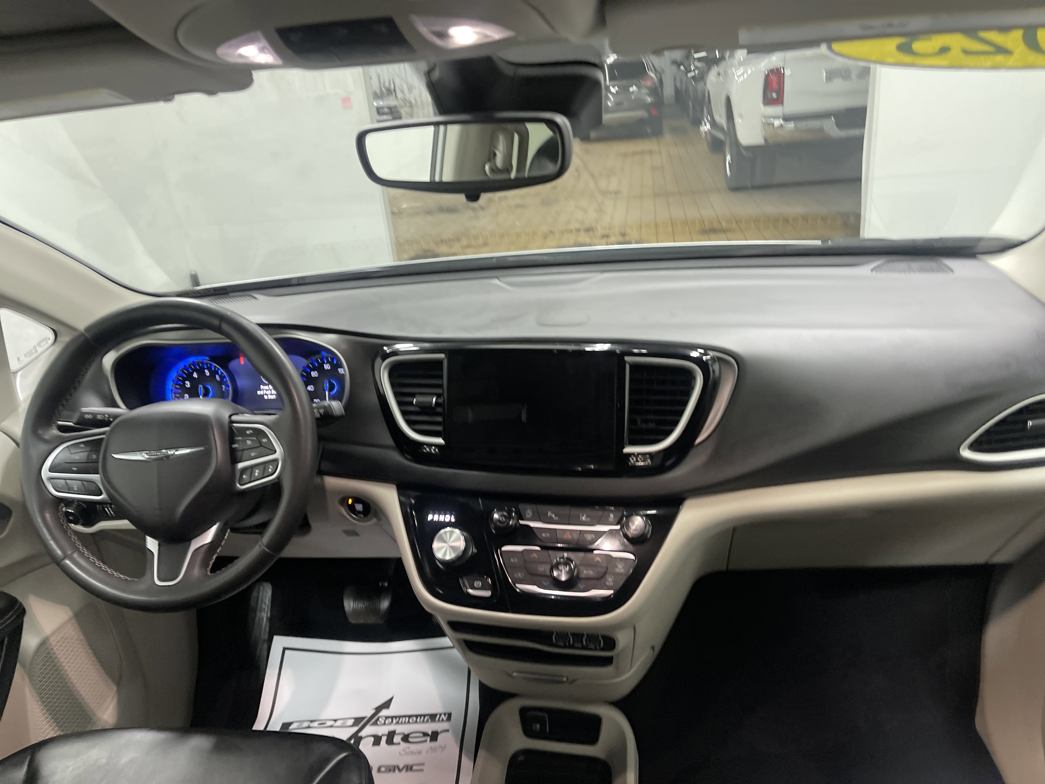 Used 2023 Chrysler Pacifica Touring-L image 21