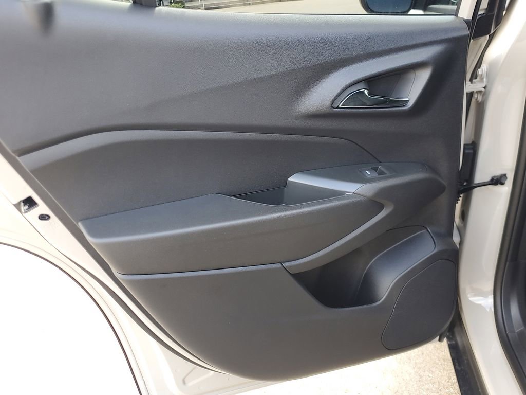 New 2026 Chevrolet Trax RS w/ Sunroof Package FWD image 12