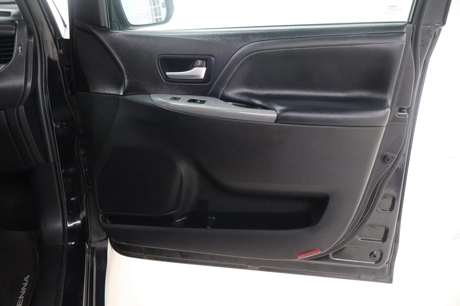Used 2017 Toyota Sienna SE Premium FWD image 24