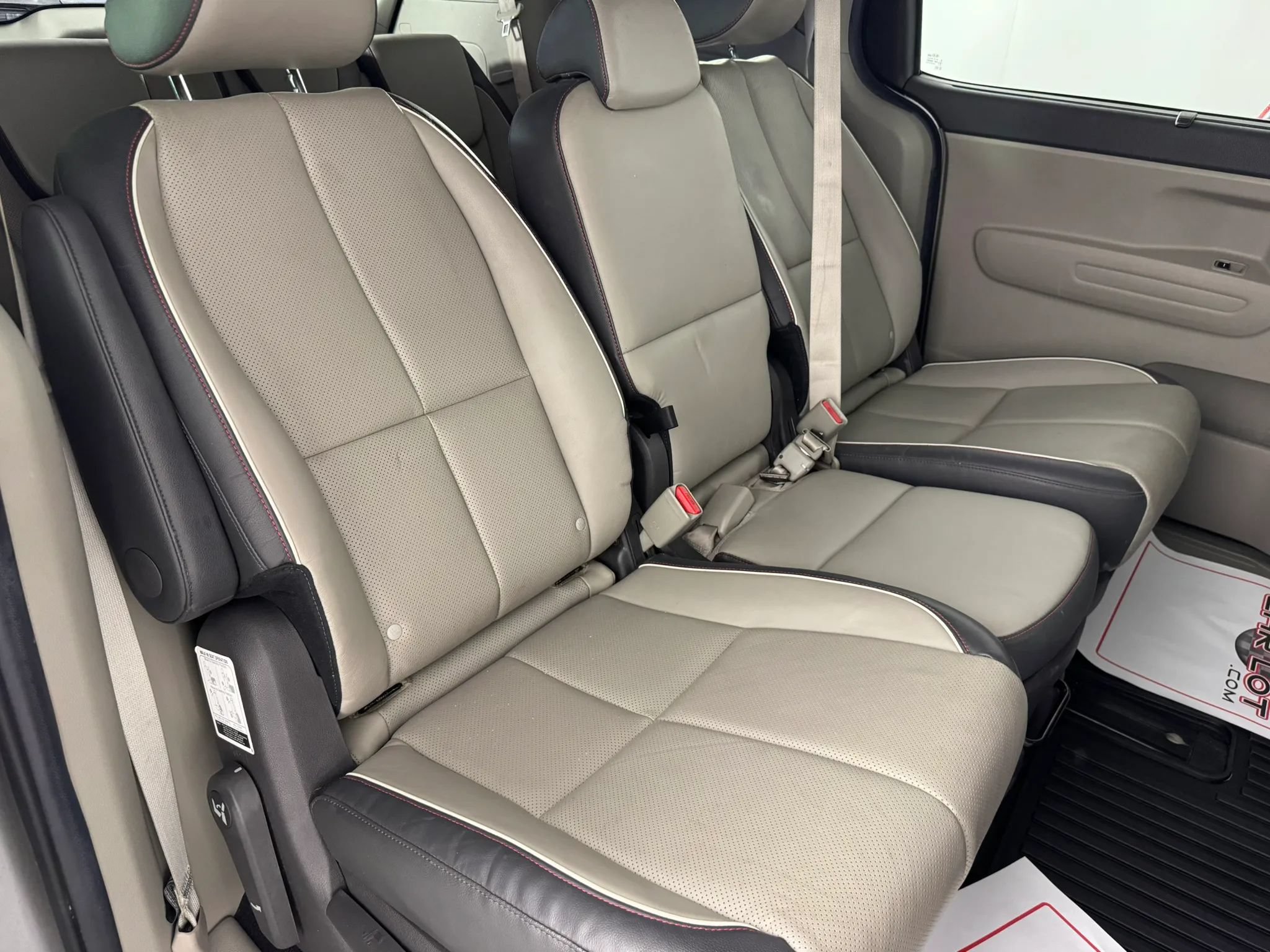 Used 2017 Kia Sedona LX w/ LX Essentials Premium Package FWD image 36
