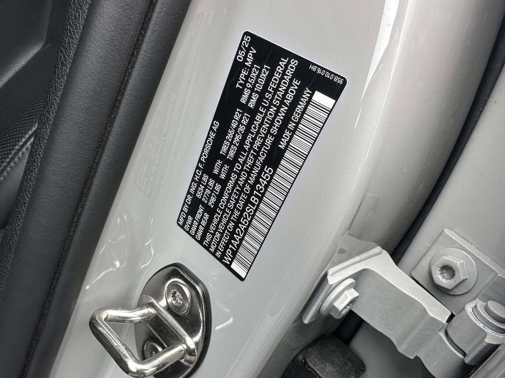 Certified 2025 Porsche Macan image 7