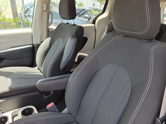Used 2023 Chrysler Voyager LX FWD image 17