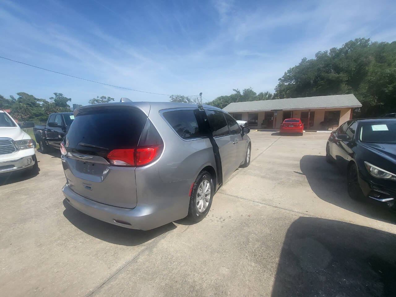 Used 2017 Chrysler Pacifica Touring w/ Tire & Wheel Group FWD image 24
