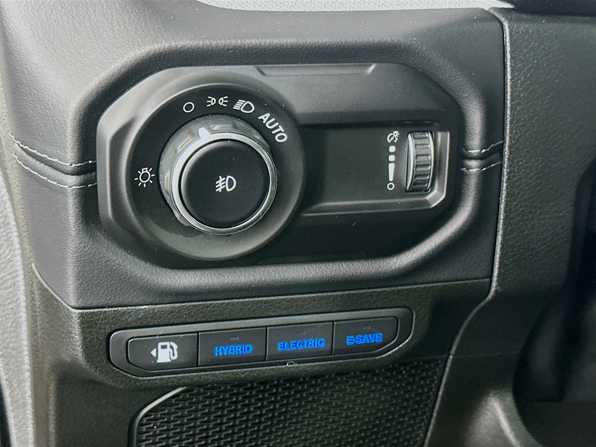 Used 2025 Jeep Wrangler Sahara w/ Safety Group AWD/4WD image 17