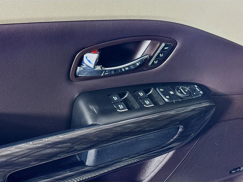 Used 2016 Kia Sedona SX Limited w/ Option Group 030 image 17