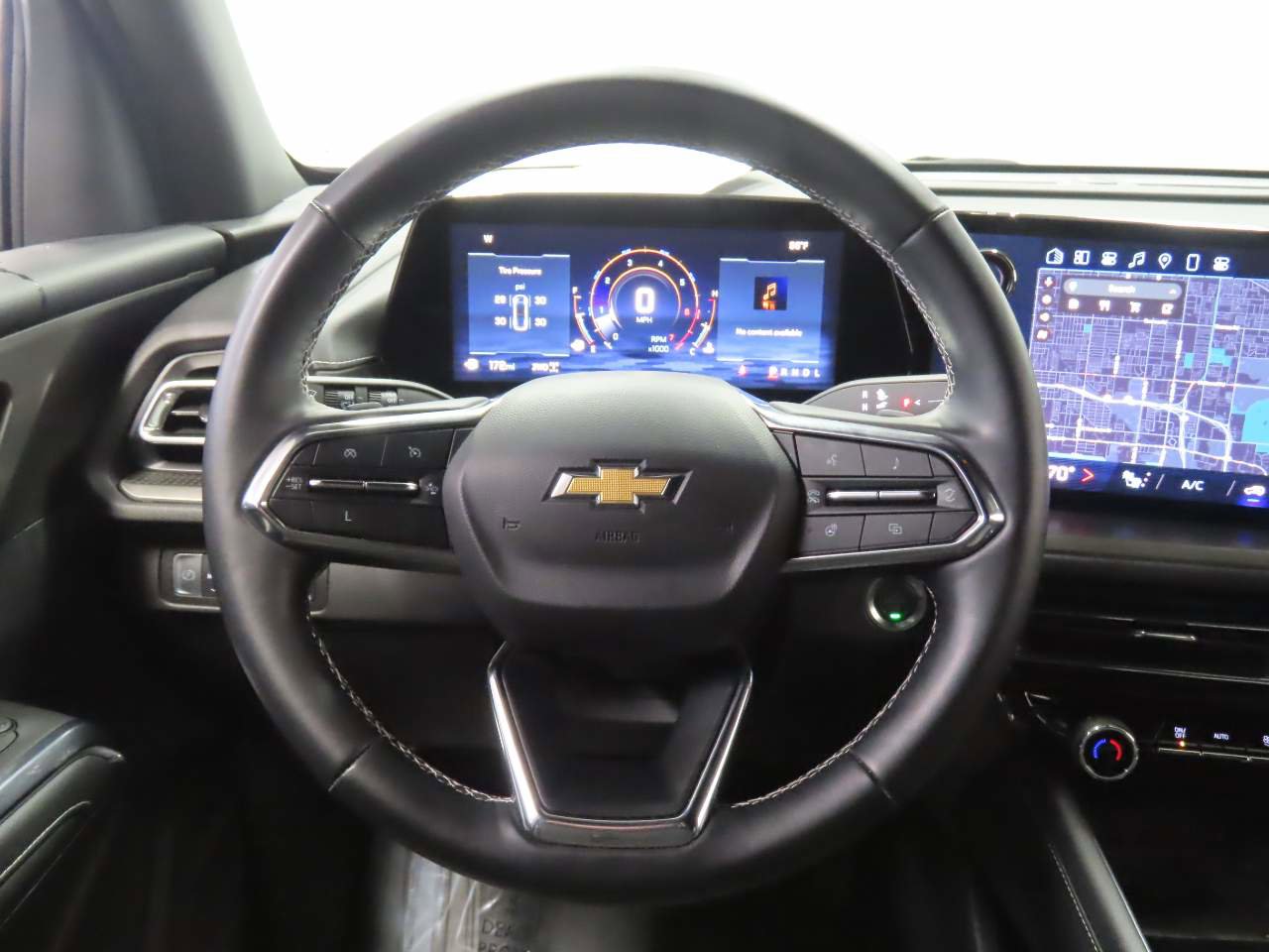 Used 2025 Chevrolet Traverse LT image 10