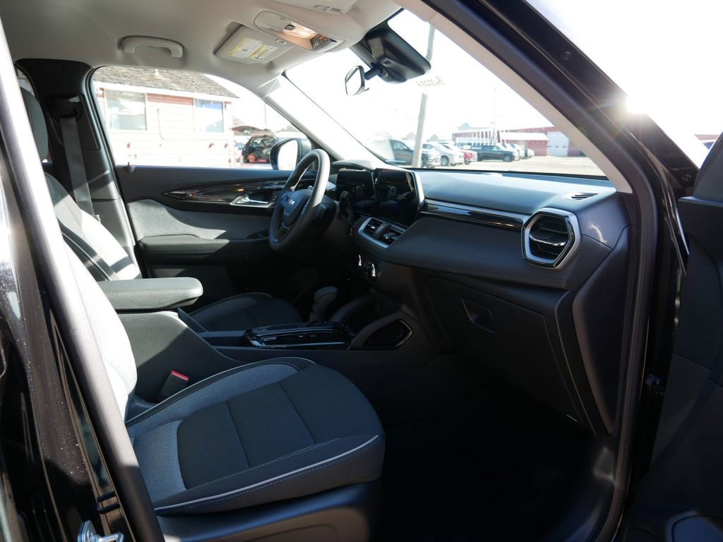 Used 2025 Chevrolet TrailBlazer LS w/ LS Convenience Package AWD/4WD image 8