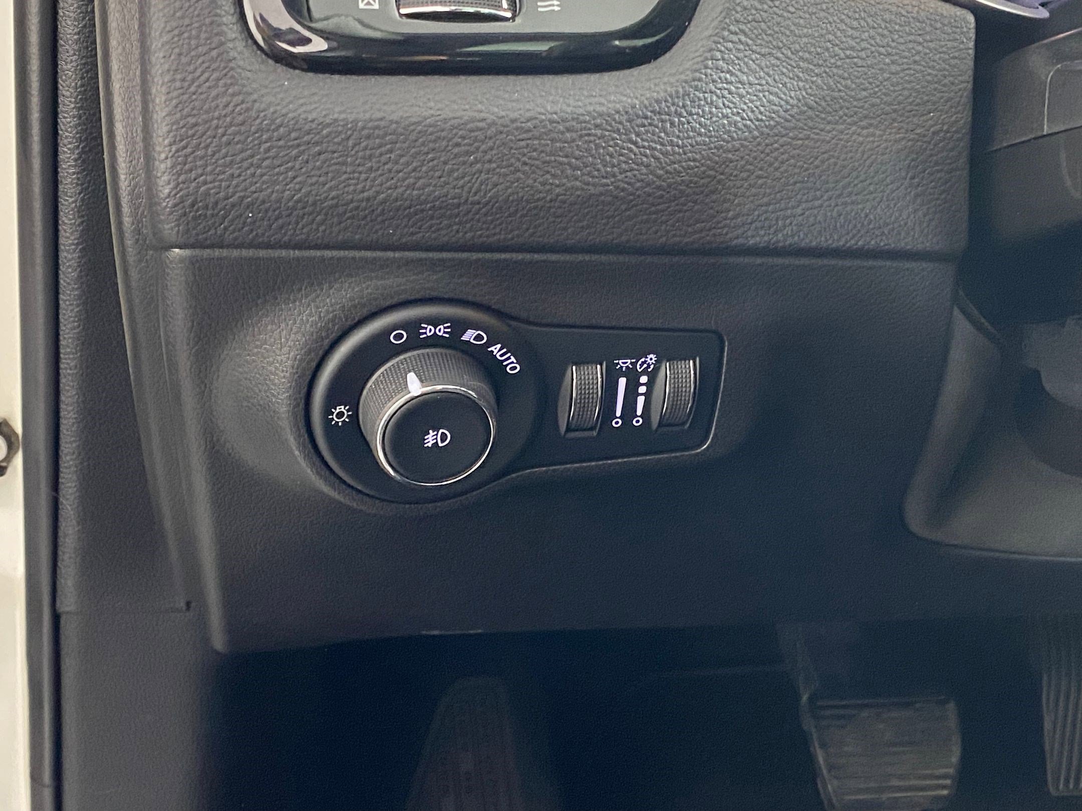 Used 2018 Jeep Compass Limited w/ Navigation Group image 18