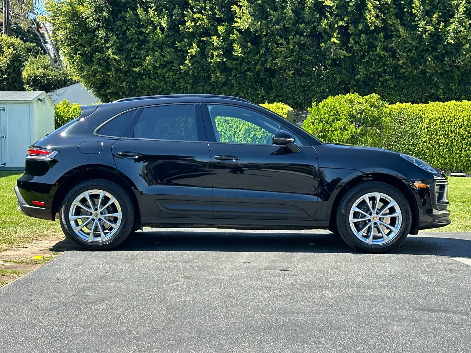 Certified 2025 Porsche Macan AWD/4WD image 9