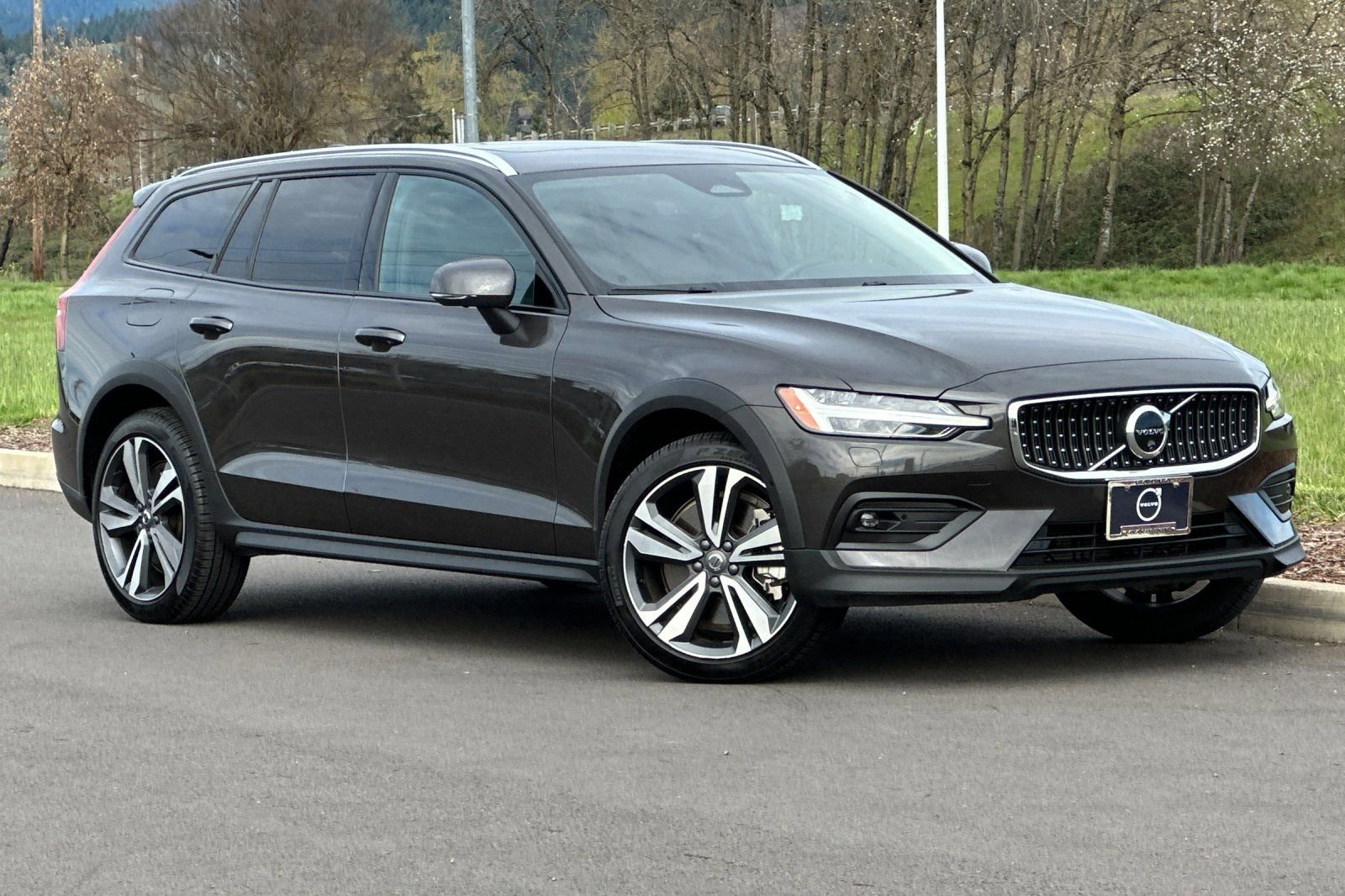 Used 2025 Volvo V60 B5 Cross Country Plus AWD/4WD image 1