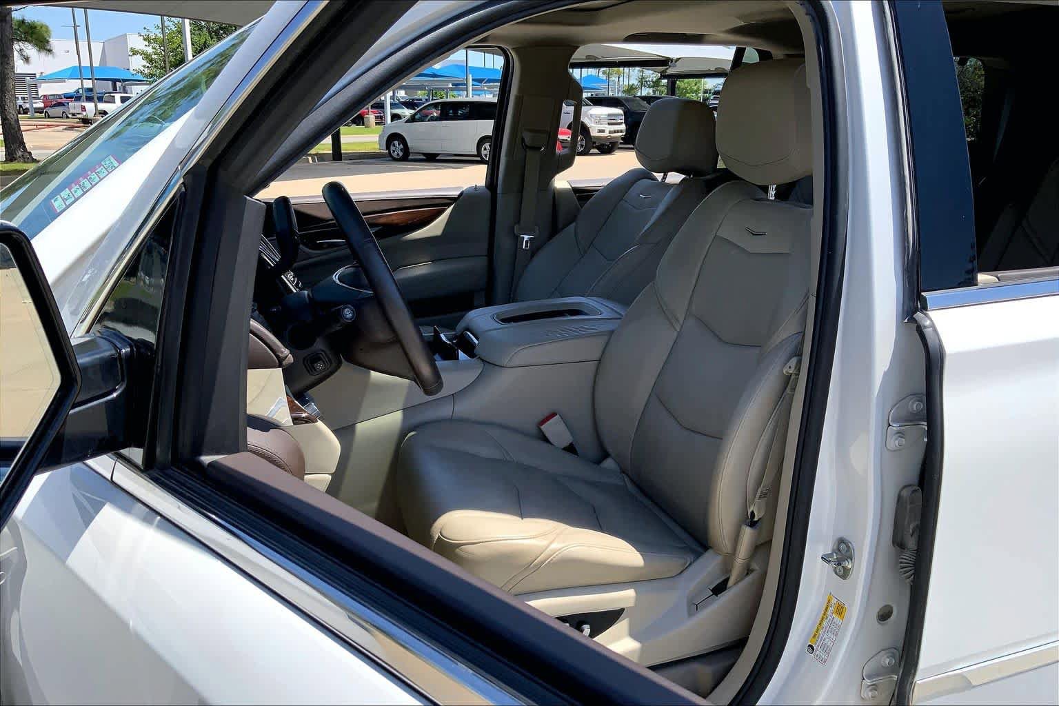 Used 2017 Cadillac Escalade Luxury AWD/4WD image 8