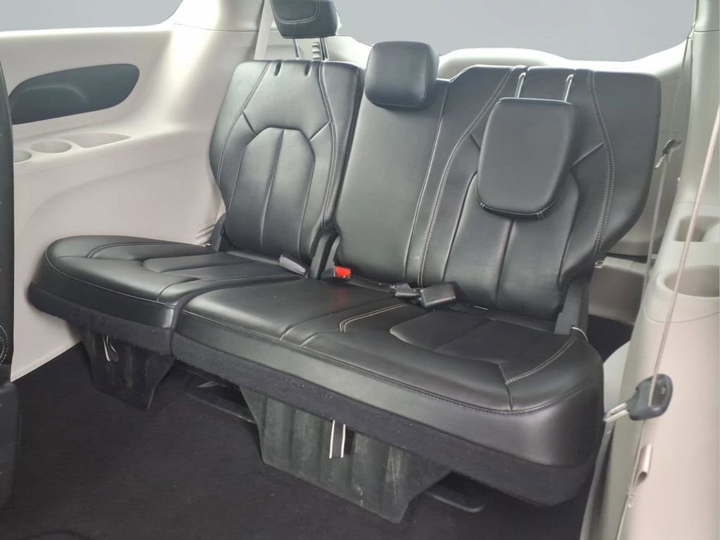 Used 2023 Chrysler Pacifica Touring-L FWD image 27