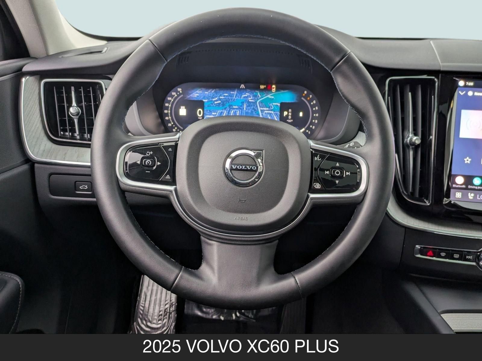 Used 2025 Volvo XC60 B5 Plus image 12
