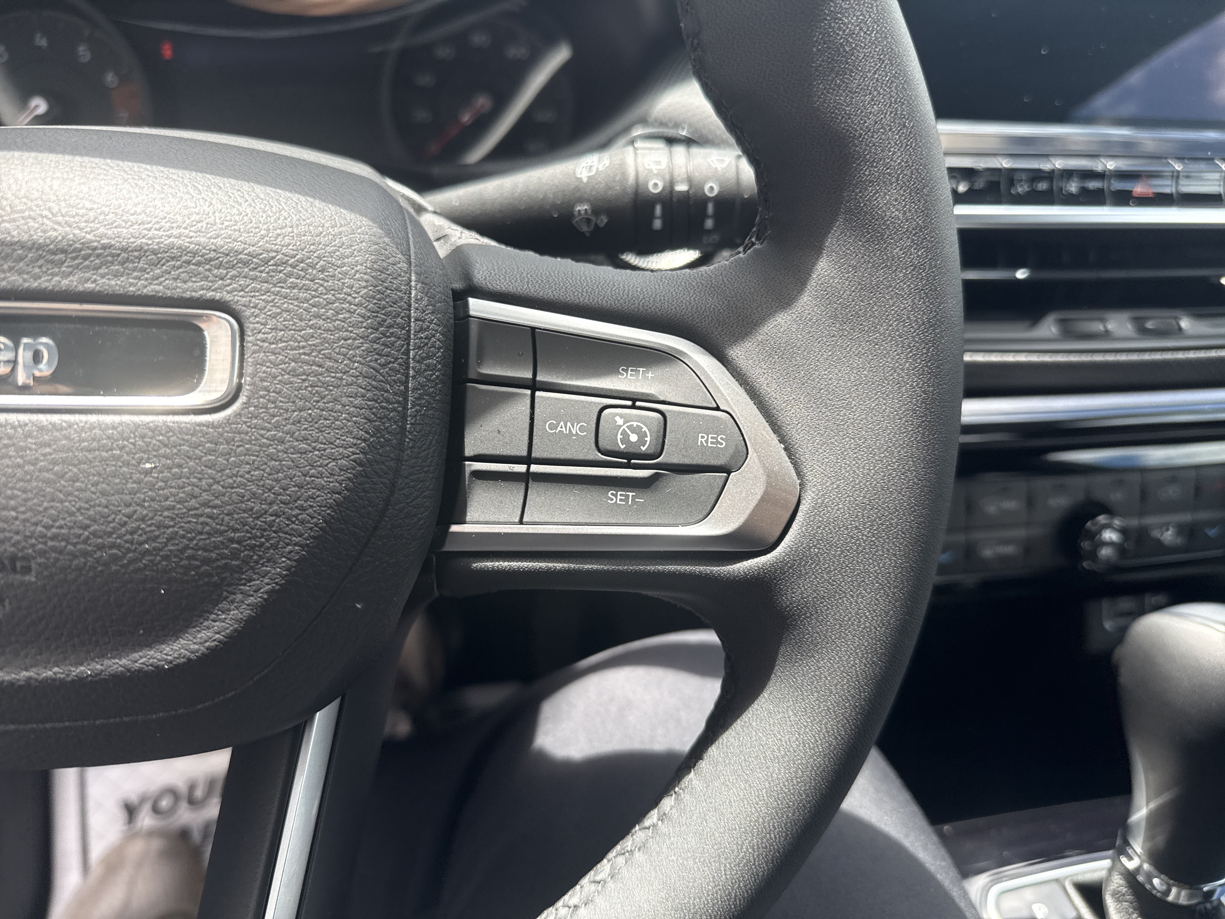 Used 2025 Jeep Compass Latitude w/ Convenience Group AWD/4WD image 19