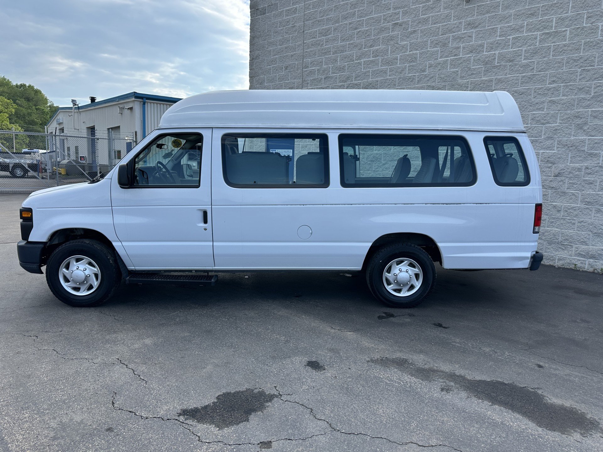 Used 2014 Ford E-250 and Econoline 250 Extended w/ Power Group RWD image 7