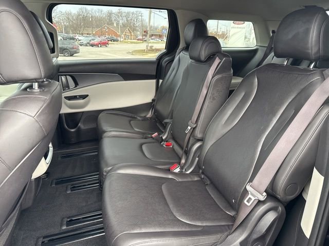 Used 2024 Kia Carnival LX image 31