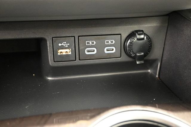 Used 2023 Toyota Highlander Platinum AWD/4WD image 32