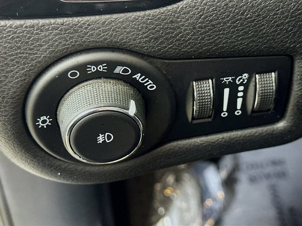 Used 2021 Jeep Cherokee Latitude Plus FWD image 23