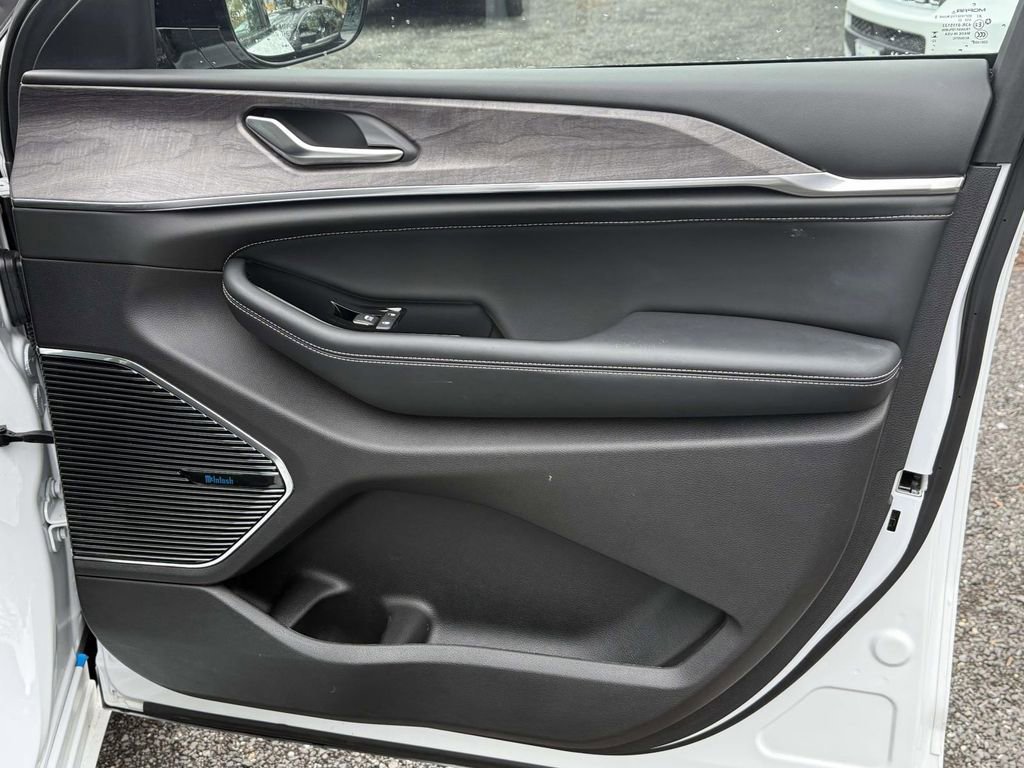 Used 2023 Jeep Grand Cherokee Overland image 8