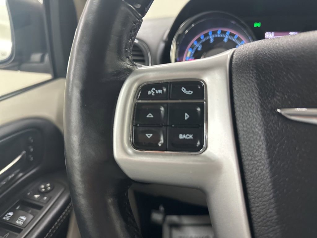 Used 2014 Chrysler Town & Country Limited image 34